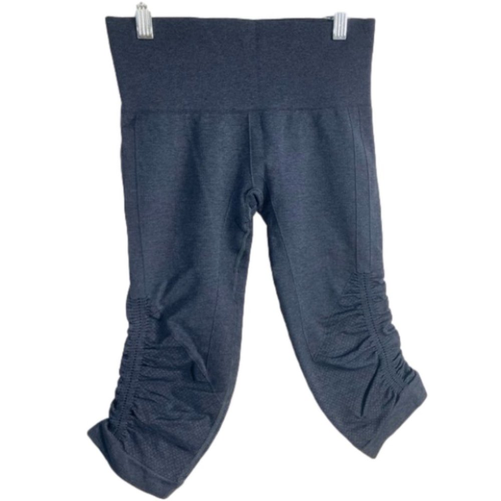 Blue/gray lululemon in the flow crops EUC size 4
